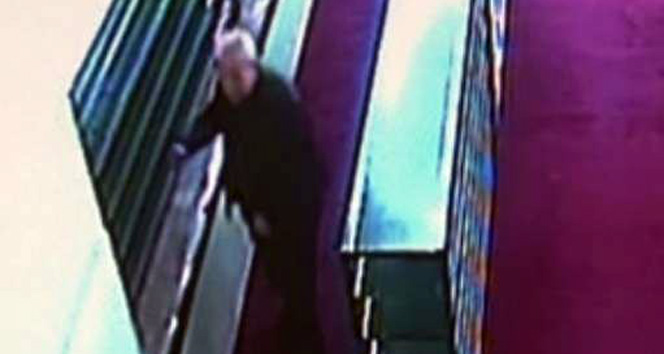 Denediği ayakkabılardan beğendiğini giyip camiden ayrıldı&nbsp;bursada yaşlı adam