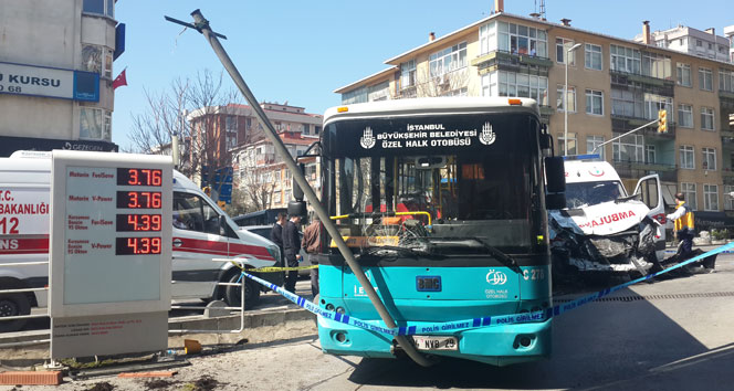 Ambulans özel halk otobüsü ile çarpıştı: 7 yaralı&nbsp;ambulans,Kadıköy,otobüs,trafik kazası