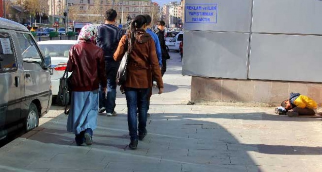 Kağıt mendil satarken uyuya kaldı&nbsp;kağıt mendil satarken uyuyan çocuk,Malatya,uyuyan çocuk