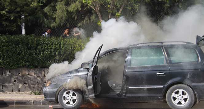 Yanan otomobili öğrenciler söndürdü otomobil,yanma