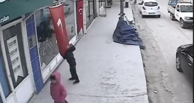 Bayrağı öpen çocuk: ‘İçimden geldiği için bir sürü öptüm’&nbsp;bayrak,beren alsan,ceren nur alsan