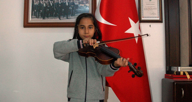 Keman çalan Melek Kaya o anları anlattı&nbsp;Cumhurbaşkanı Recep Tayyip Erdoğa,Cumhurbaşkanlığı Sarayı,keman,melek kaya