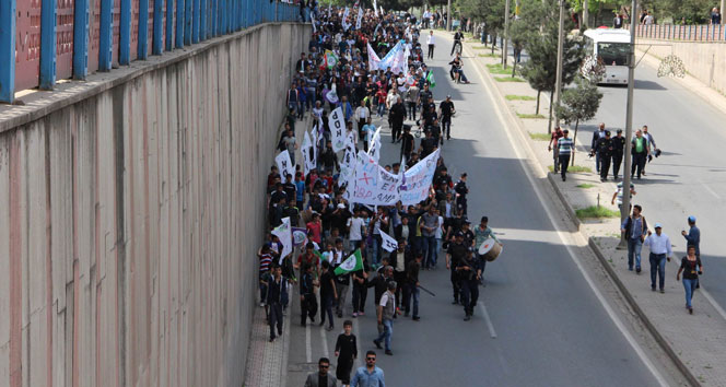 Polis eylemcilerle yürüdü