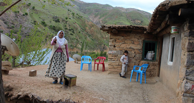 Tonlarca ağırlıktaki kayaların altında ölümle burun buruna yaşıyorlar&nbsp;