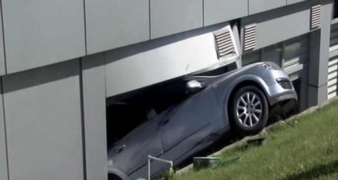 Gaz pedalı takılı kalan otomobil hastaneye girdi bezmialem vakıf üniversitesi,otomobil hastaneye girdi