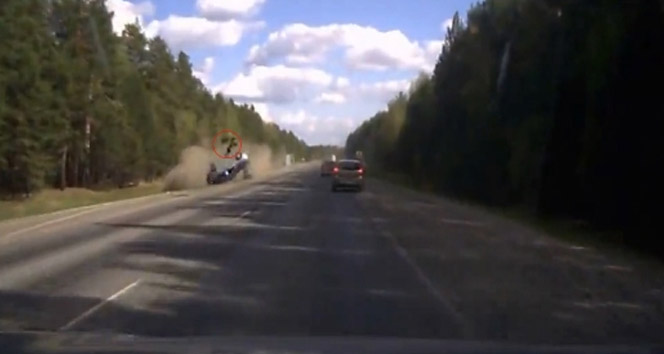 Taklalar atan araçtan böyle fırladı&nbsp;kontrolü kaybeden araç,rusya