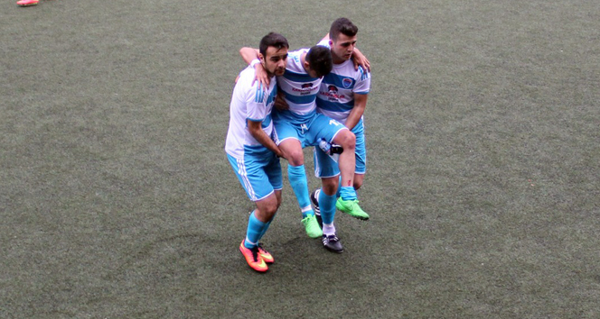 Sakatlanan futbolcu sahadan arkadaşlarının omuzunda çıktı