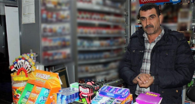 Marketten çaldığı para ile aldığı içeceğin parasını ödedi