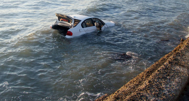 Genç kız emniyet kemerini sıkışınca boğularak öldü!