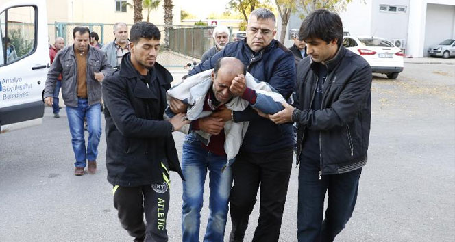 Acılı baba 17 yaşındaki kızının cenazesini alırken sinir krizi geçirdi