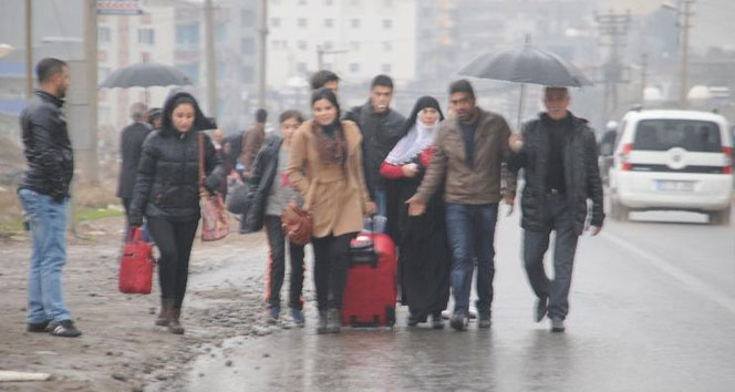 Halk ve öğretmenler Cizreyi terk etmeye başladı