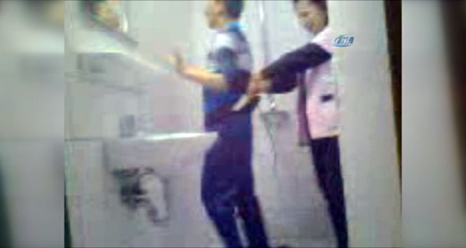 Engelli çocuklara işkence yapıp, kahkahalar attılar