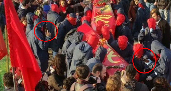 Terörist cenazesini ellerindeki uzun namlulu silahlarla böyle beklediler