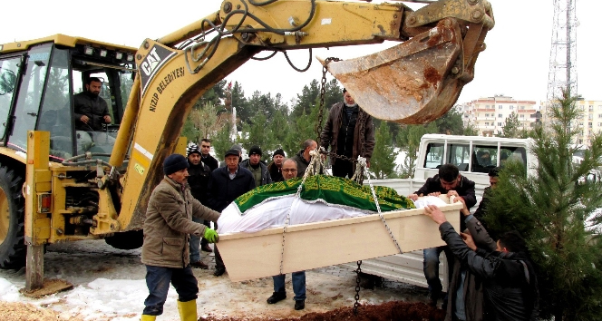 290 kiloluk adam kepçe yardımıyla defnedildi!