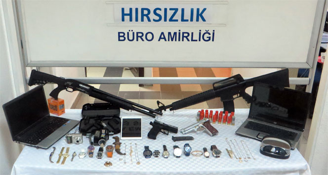 Çaldığı ziynet eşyaları ile fotoğraf çektirdi