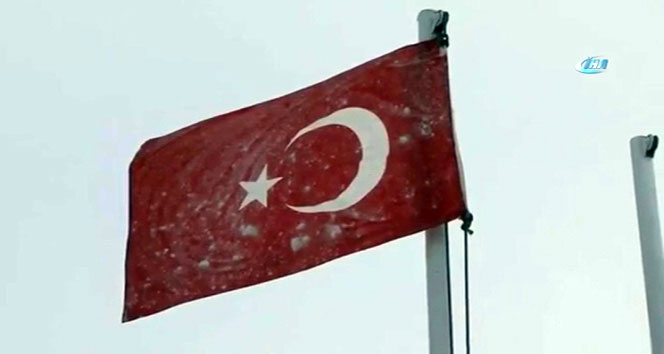 Mehmetçiğin görev yaptığı hudut karakolunda bayrak bile dondu