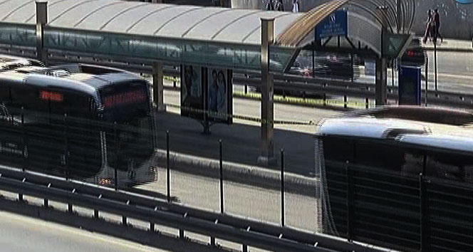 Metrobüs durağında hareketli anlar