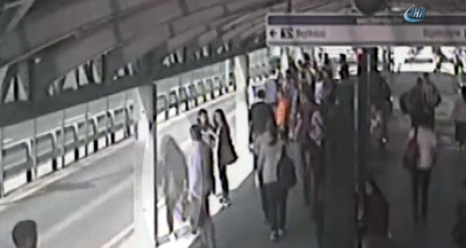 Metrobüs yoluna düşen kadın ezilmekten son anda kurtuldu