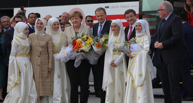 Davutoğlu ve Merkel sığınmacılarla buluştu