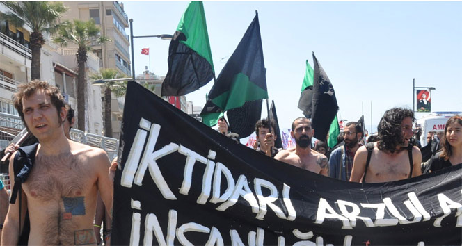 İzmirde kadın ve erkeklerden çıplak protesto