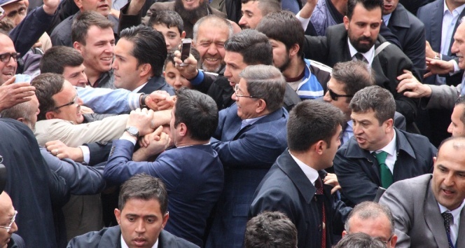 Davutoğlunun elindeki bandajın sırrı çözüldü