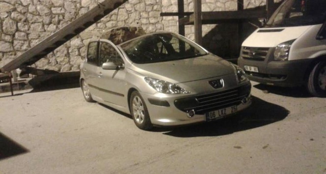 Park halindeki araçların üzerine kaya parçaları düştü