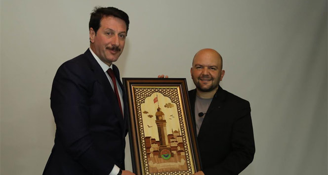 Talha Uğurluel: Allah rızası için yapılan eserleri bara, çeviriyoruz