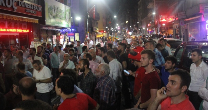 Darbe girişimine karşı Rizede halk sokağa döküldü