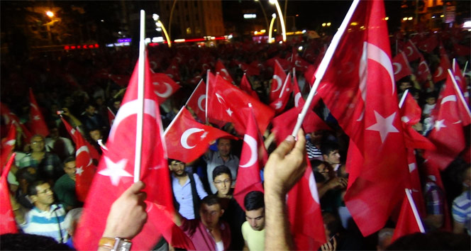 Tokatta vatandaşlar darbe girişimine karşı sokağa çıktı