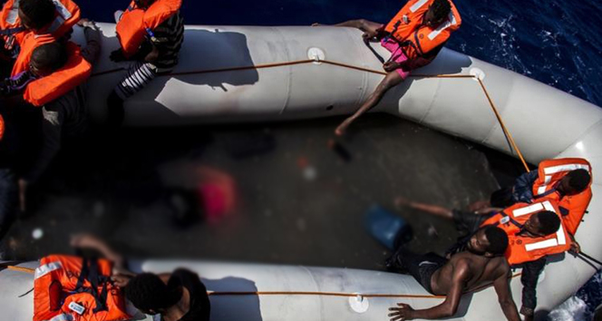 Akdenizdeki bir şişme botun altında 25 kişi ölü bulundu