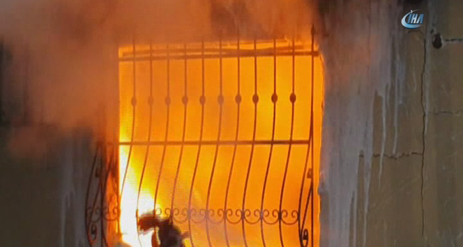 Beyoğlunda ev alev alev yandı, mahalleli sokağa döküldü