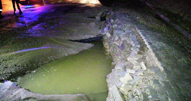 Bodrumda su borusu patladı, ortalık savaş alanına döndü