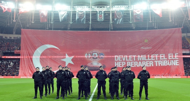 Şehitlere Saygı Yıldızlar Karması maçında yerliler kazandı