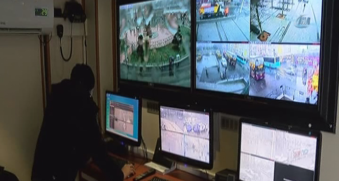 Polis Taksimi MOBESE tırı ile izliyor