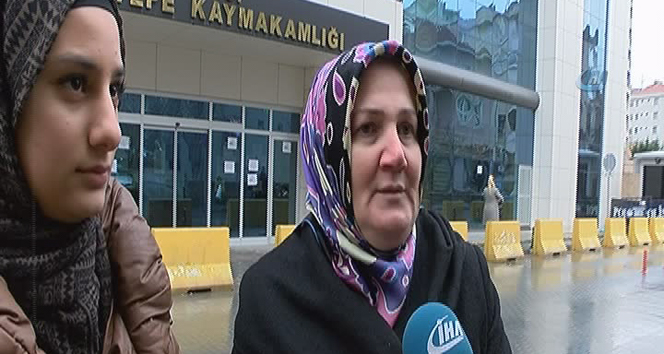 İstanbulda saldırıya uğrayan başörtülü kızın annesi yaşananlara tepki gösterdi