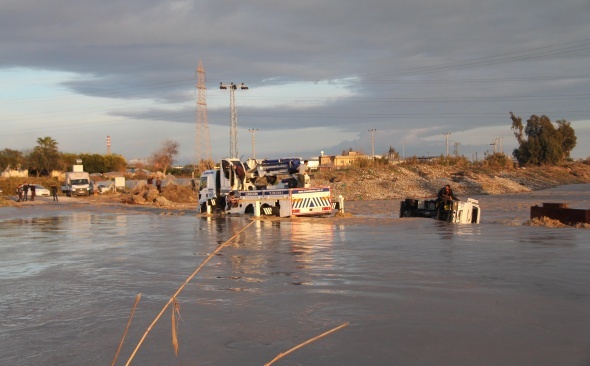 Azgın sularda can pazarı