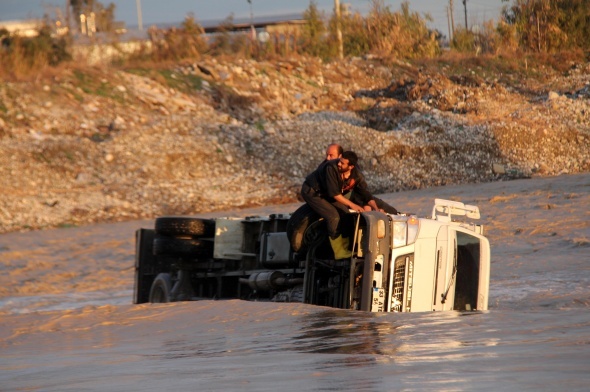 Azgın sularda can pazarı