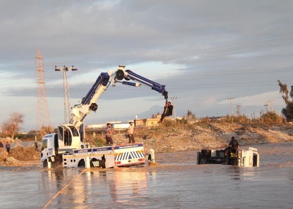 Azgın sularda can pazarı
