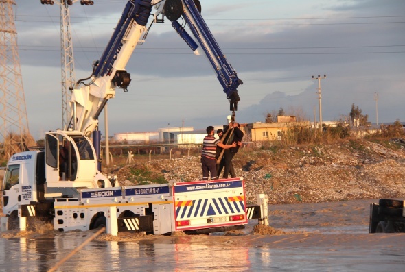 Azgın sularda can pazarı
