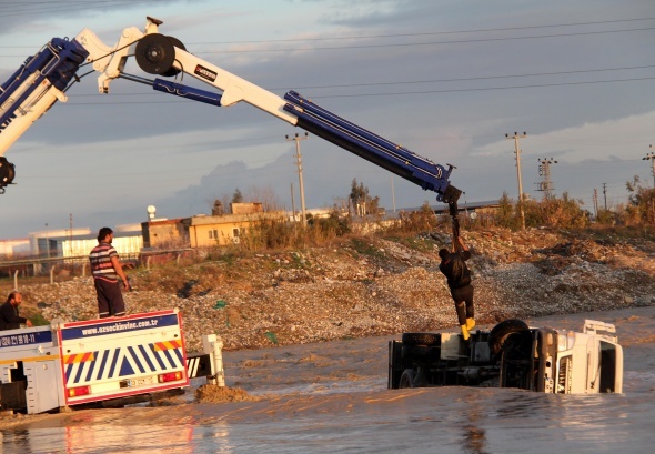 Azgın sularda can pazarı