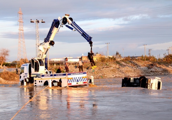 Azgın sularda can pazarı