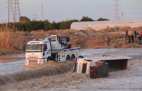 Azgın sularda can pazarı