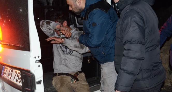 Zonguldakta kimlik soran polisin arabasını taşladılar