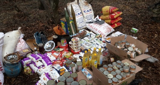 Hakkari Ä°l Jandarma KomutanlÄ±ÄÄ± ekiplerince yapÄ±lan Ã§alÄ±Åmalar sonucunda tespit edilen iki sÄ±ÄÄ±nakta mÃ¼himmat ve yaÅam malzemeleri ele geÃ§irildi. ile ilgili gÃ¶rsel sonucu