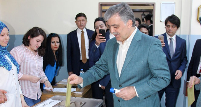11. Cumhurbaşkanı Abdullah Gülün oy kullandığı sandıktan evet çıktı