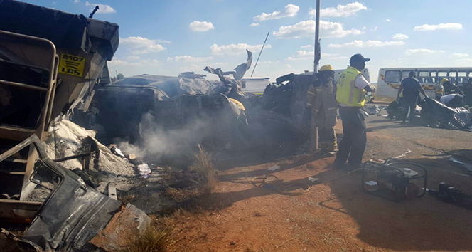 Güney Afrikada feci kaza: 20 öğrenci ölü