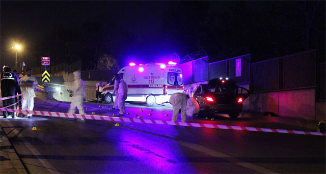 İstanbulda lüks otomobile silahlı saldırı: 2 ölü