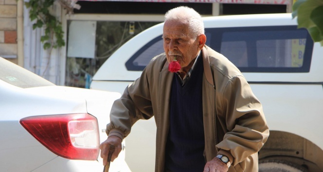 59 yıldır ağzında gülle dolaşıyor