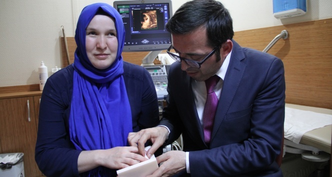 Türkiyede ilk kez görme engelli kadın doğmamış bebeğine dokundu