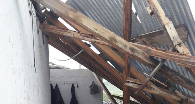 Erzurumda şiddetli fırtına evleri yıktı
